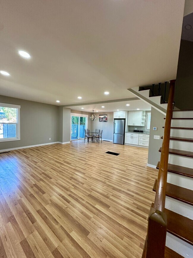 Building Photo - Beautiful 3 bedroom 3 bath Two Story House