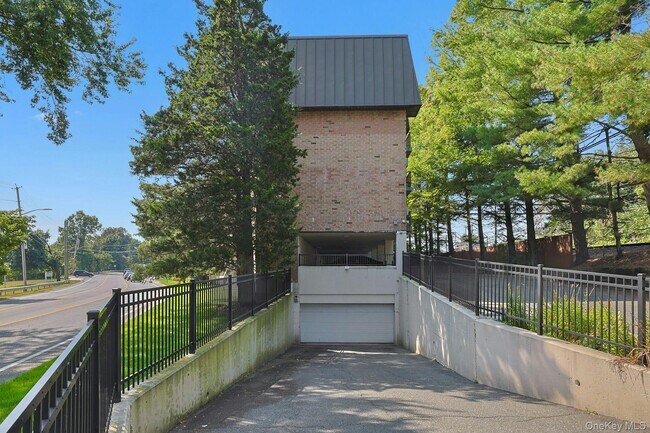 Building Photo - 560 Halstead Ave