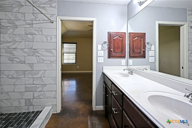 Building Photo - 2207 Hazelwood Dr