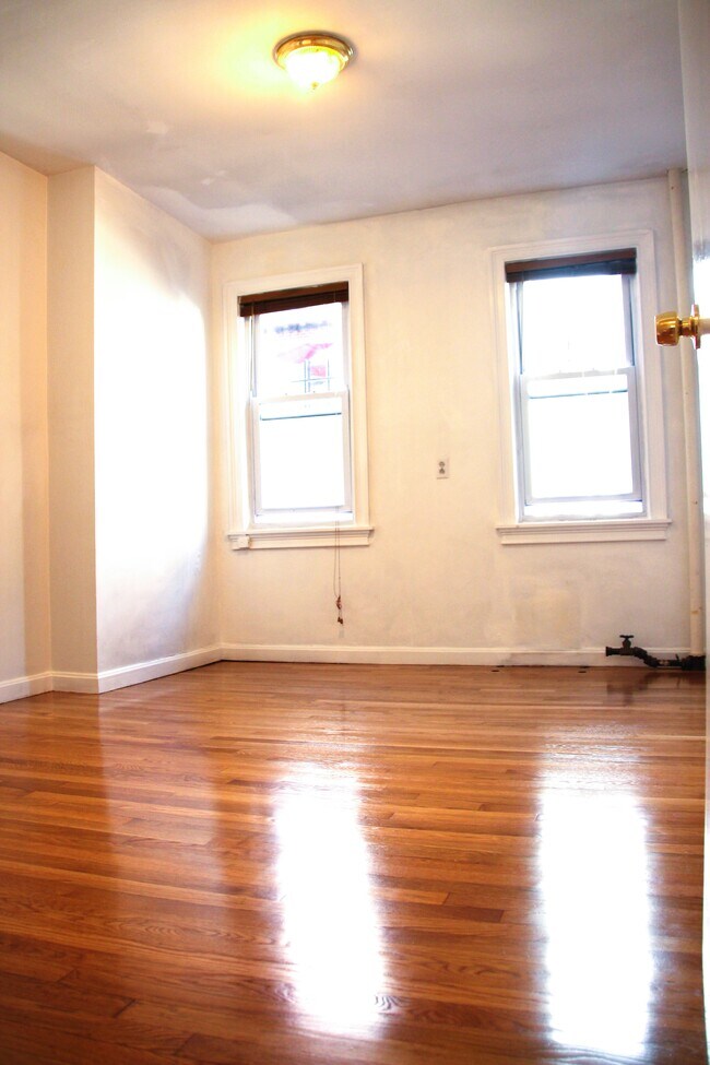 Building Photo - 12 Follen St