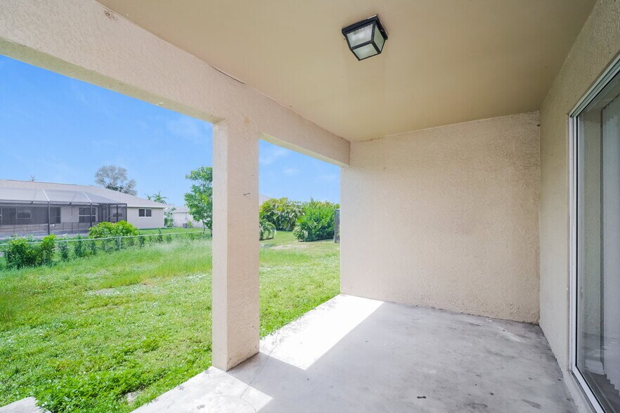 Building Photo - 218 SW 11th Ave