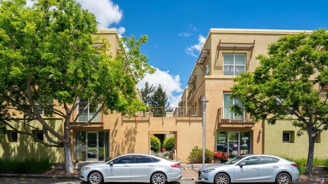 Building Photo - 336 City Center Dr