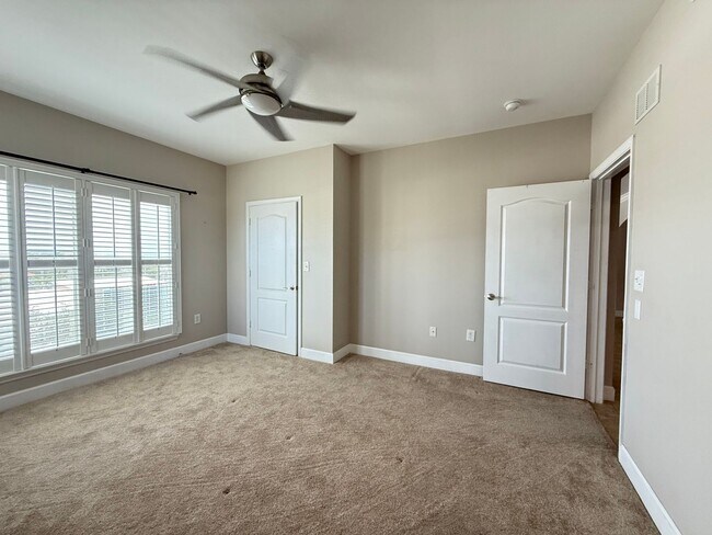 Building Photo - Spacious 2/2 Condo with Waterview in River...