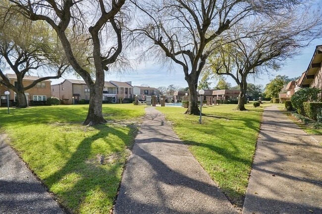 Building Photo - 1326 Town Cir