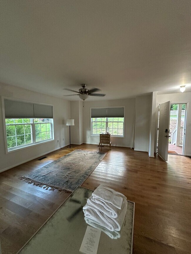 Building Photo - 250 Hodgson Dr
