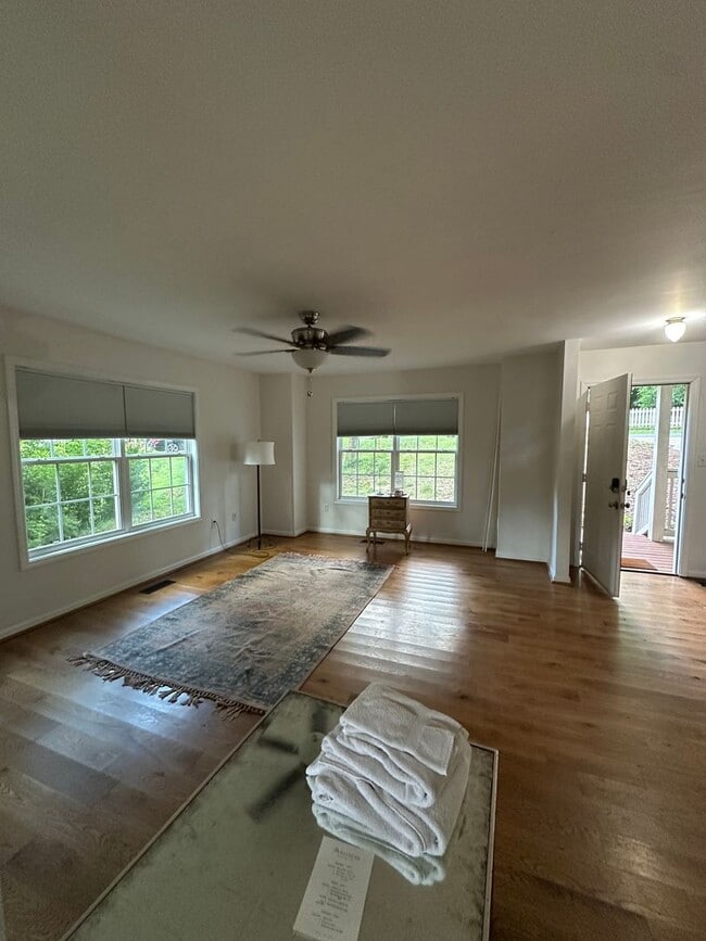 Building Photo - Normaltown, Move-in ready