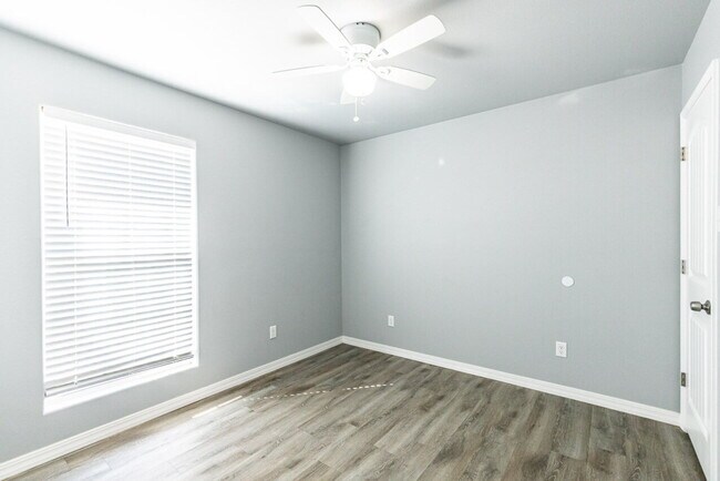 Building Photo - Great townhome!