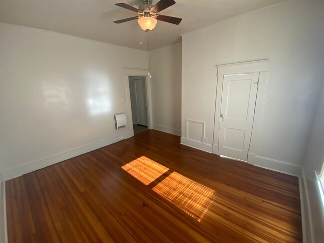 Building Photo - 2nd Floor Apartment in Adorable Historic Home!