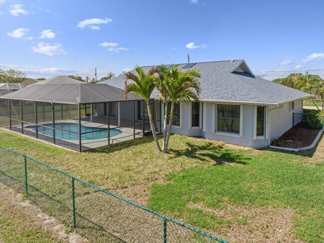 Building Photo - 1902 SE Gaskins Cir