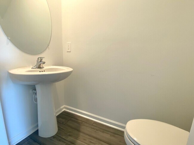 Building Photo - Almost New 3/2/1 Modern Townhome!