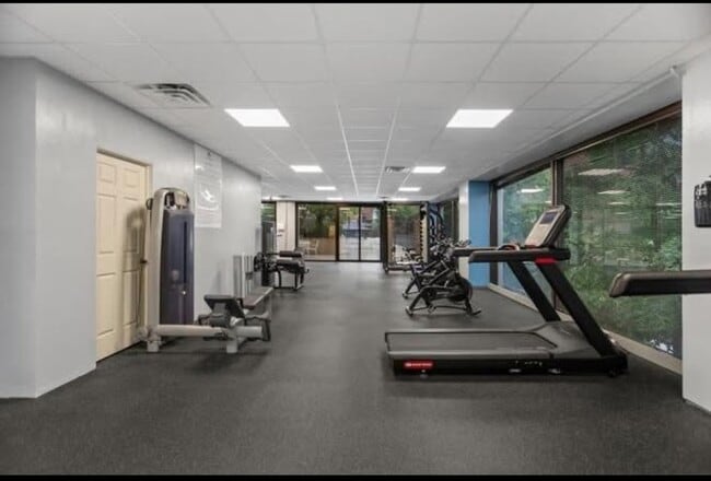 Building Photo - 4343 N Clarendon Ave