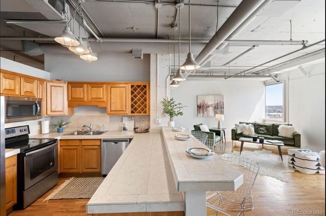 Building Photo - Beautifully Renovated Skyloft One-Bedroom — Available for Move-In May 10th