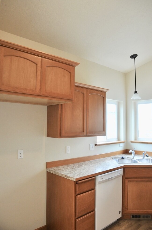 Building Photo - 3 bed 2 bath Crown Pointe Neighborhood wit...