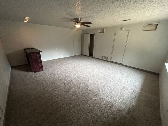 Building Photo - 1006 Holly Hill Ct