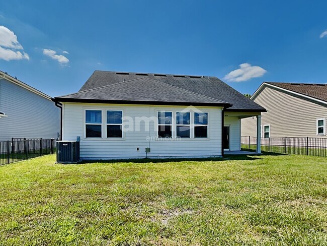 Building Photo - 3298 Roundabout Dr