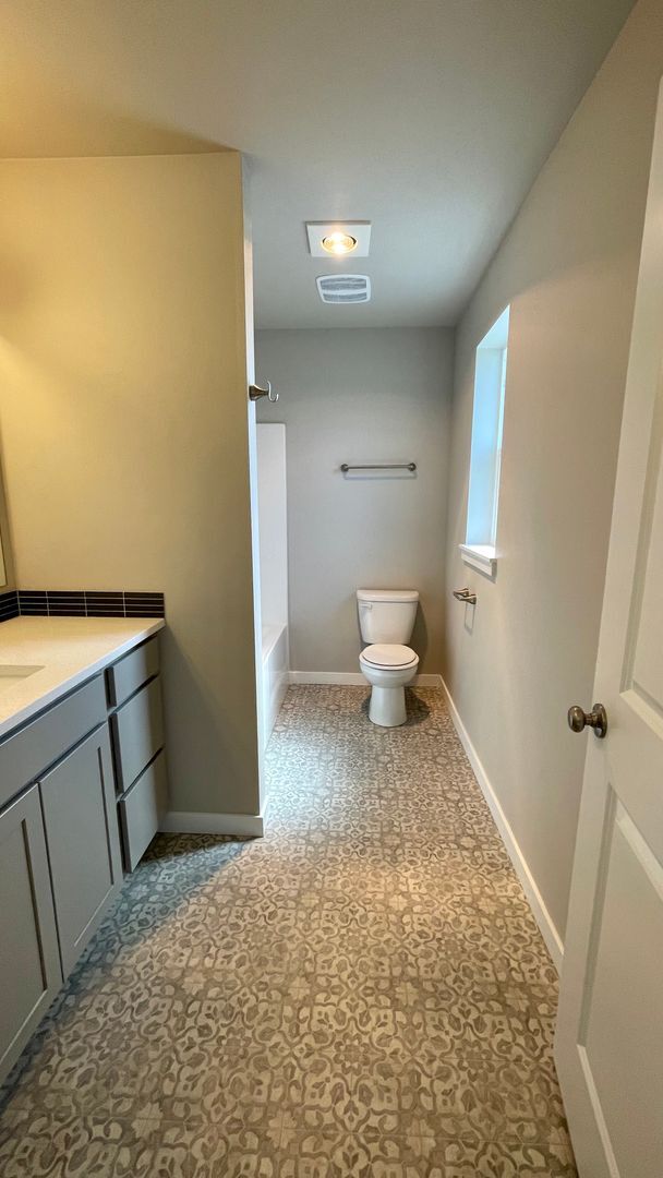 Building Photo - Beautiful 3 Bedroom Duplex with Garage!