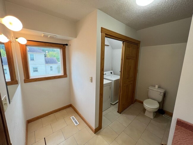 Building Photo - Spacious 3bd/2ba - AVAILABLE NOVEMBER!