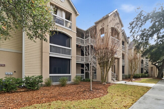 Building Photo - "Discover Coastal Comfort: Spacious 2-Bed, 2-Bath Condo at Summer House, Hilton Head Island!"