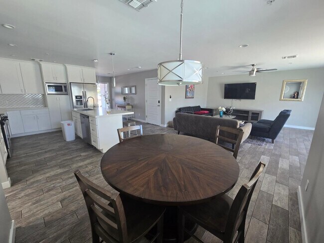 Building Photo - 7635 E Verde Ln