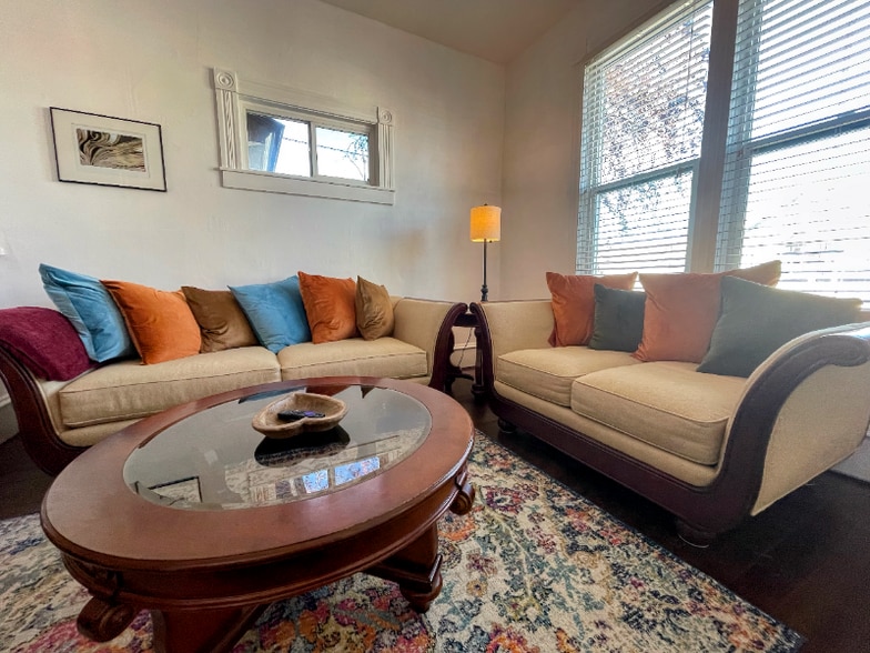 Building Photo - 711 W 5th St