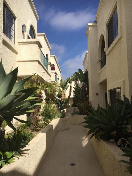 courtyard - 930 S Venice Blvd