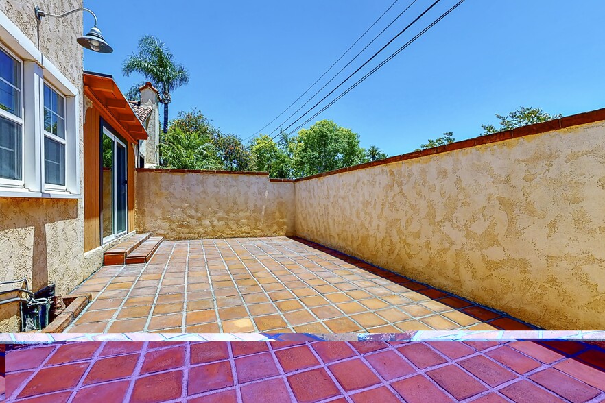 Building Photo - 301 N Janss St