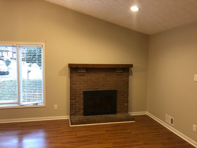 Building Photo - 3/2 Ranch w/ Large 2 Car Garage and Fenced in Backyard on Private Cul-De-Sac!