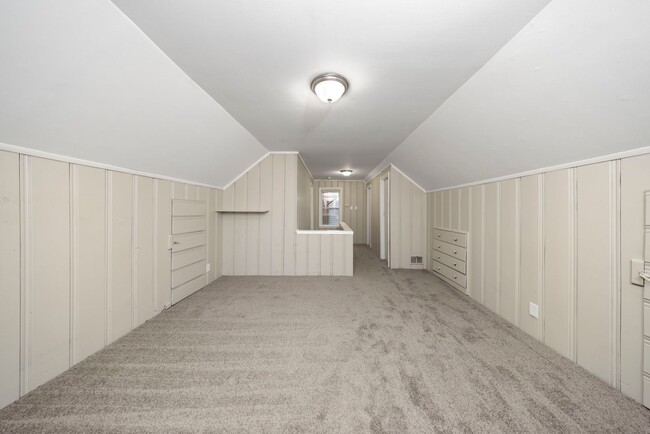 Building Photo - 3 bedroom newly renovated $1250