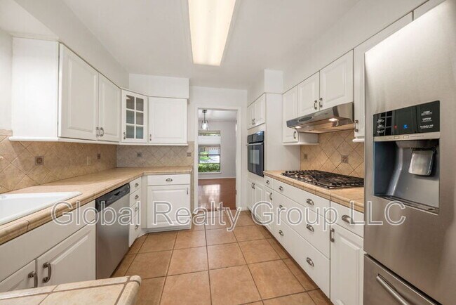 Building Photo - 425 Crestwood Dr