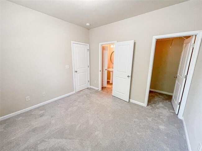 Building Photo - 328 Privet Cir