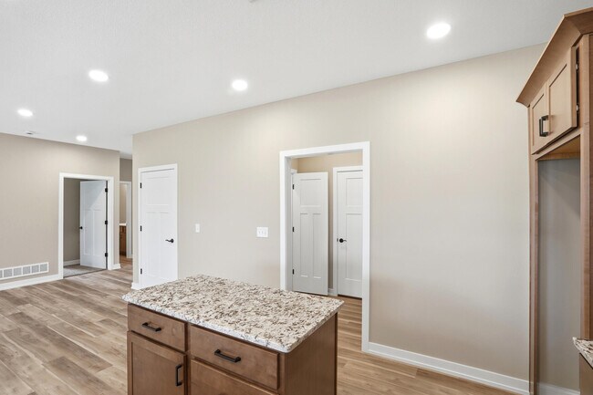 Building Photo - 1048 Stonehaven Dr
