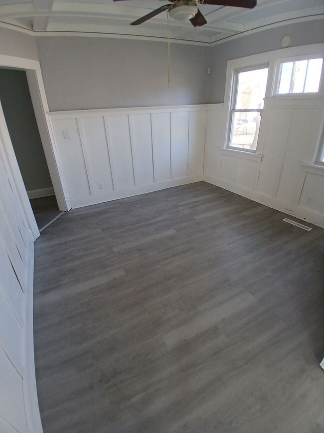 Building Photo - 2011 School St