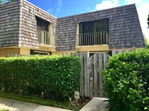 Building Photo - 221 Lake Arbor Dr