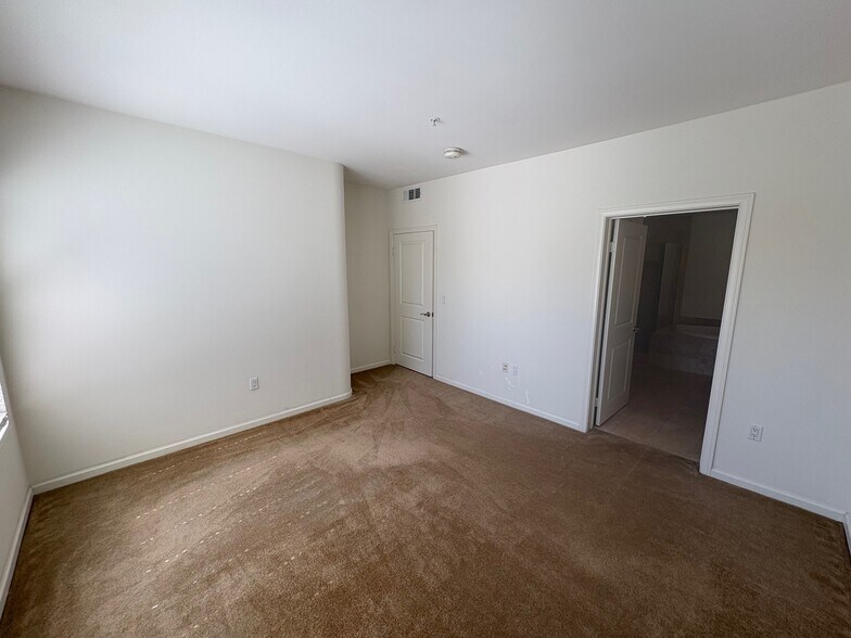 Master Bedroom - 128 N Oak Knoll Ave