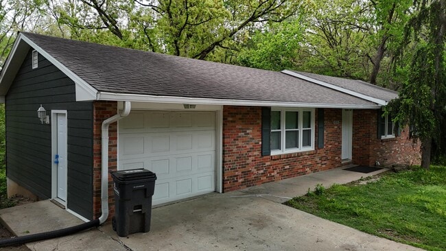 Building Photo - 3006 Lynnwood Dr