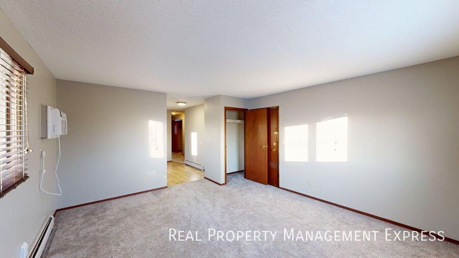 Building Photo - Spacious 2 Bedroom Apartment