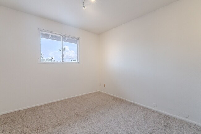 Building Photo - 2543 E Huntington Dr