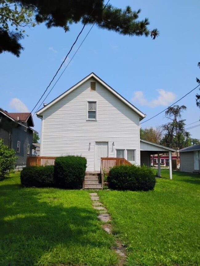 Building Photo - 3 Bedroom 1 Bath - Amazing Location