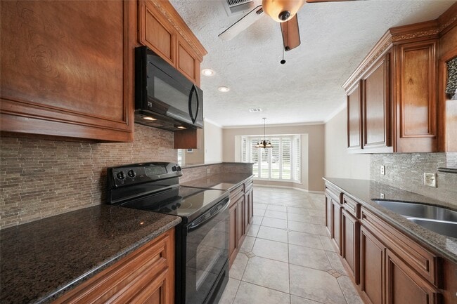 Building Photo - 28914 Pine Hill Dr