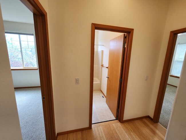 Building Photo - 3 bed 2.5 bath home on Bell Hill with grea...