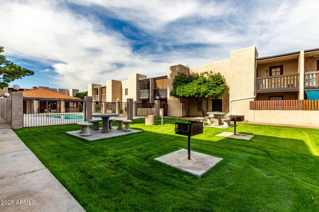 Building Photo - 1927 E Hampton Ave