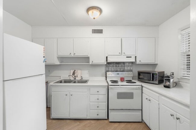 Building Photo - 918 McAlway Rd