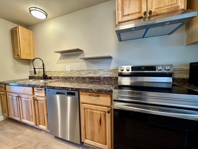 Building Photo - Downtown Poulsbo water view condo...comple...