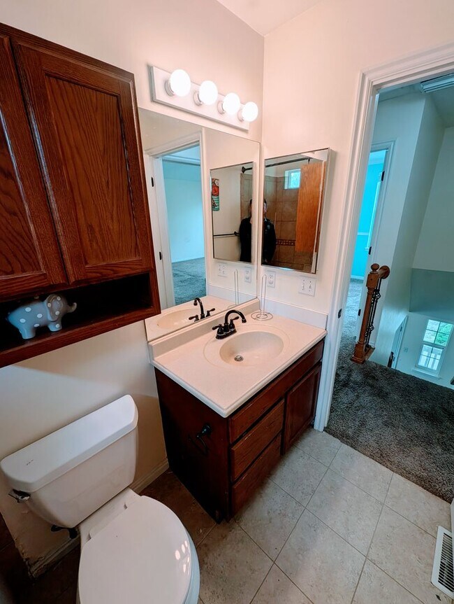 Building Photo - 749 Country Club Dr