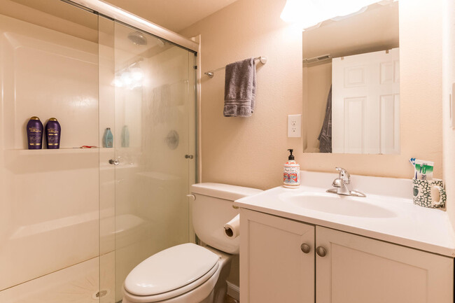 Building Photo - 4BD/ 3.5BA Furnished Townhome in South Bou...