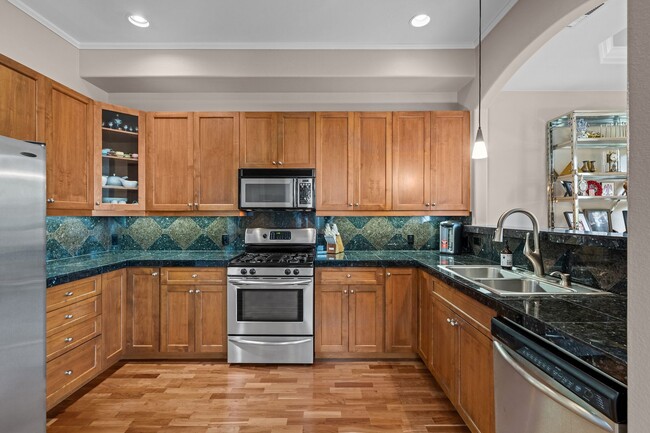 Building Photo - Gorgeous top-level condo in Cherry Creek!