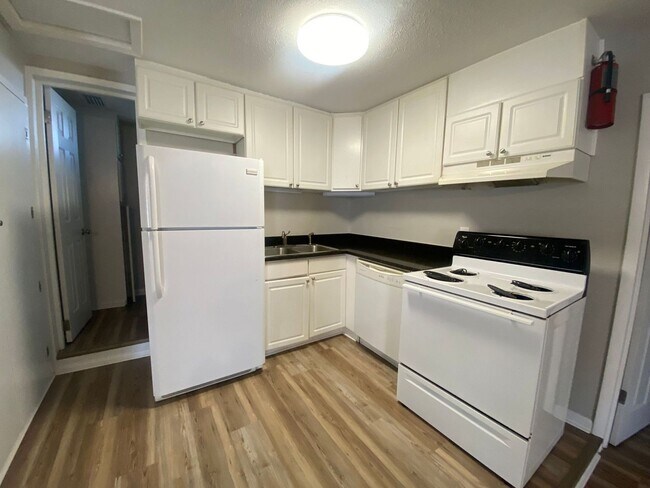 Building Photo - Cozy Duplex Unit Close to Downtown & Massa...
