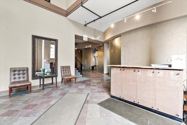 Building Photo - 833 W 15th Pl