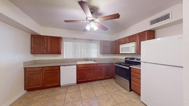 Building Photo - 356 E Desert Inn Rd