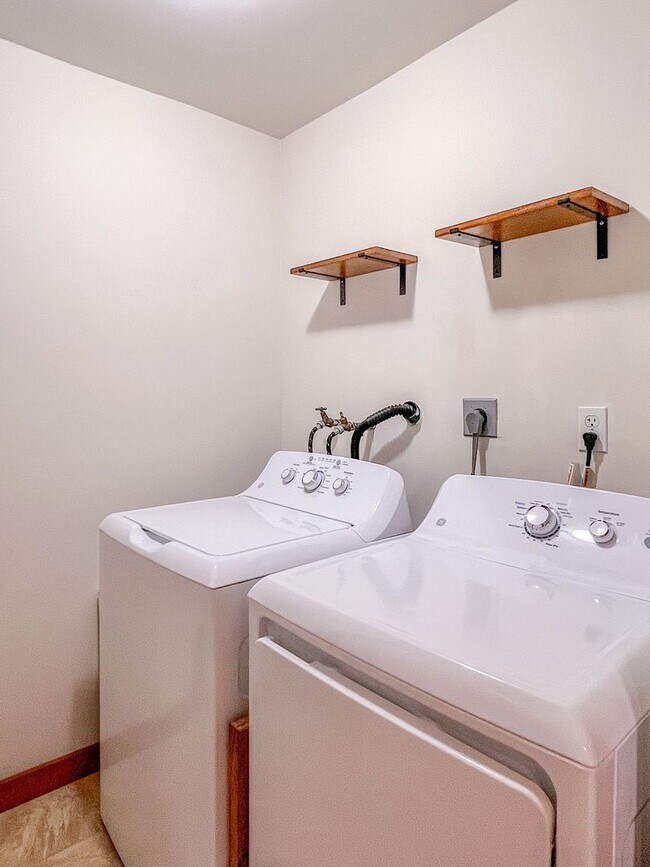 Building Photo - Charming One Bedroom Apartment
